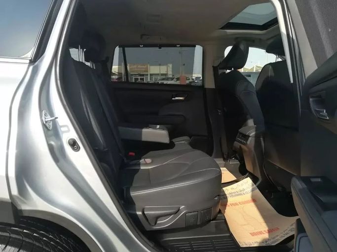 Used Toyota Highlander IV (U70), 3.5 l, 2021 in Sharjah by Alfaris Used Cars, Silver color. Other | AUTO.AE