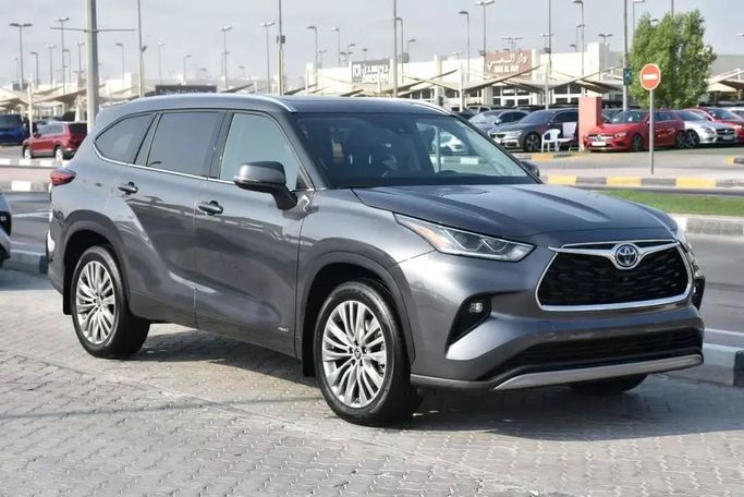 Used Toyota Highlander IV (U70), 2.0 l, 2022 in Sharjah by Alfaris Used Cars, Grey color. Other | AUTO.AE