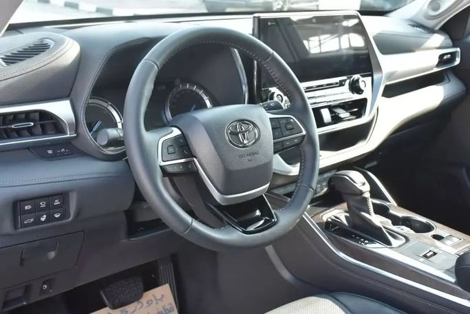 Used Toyota Highlander IV (U70), 2.0 l, 2022 in Sharjah by Alfaris Used Cars, Grey color. Other | AUTO.AE