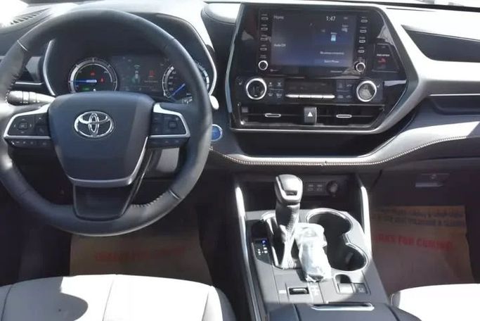 Used Toyota Highlander IV (U70), 3.5 l, 2022 in Sharjah by Alfaris Used Cars, Grey color. Other | AUTO.AE