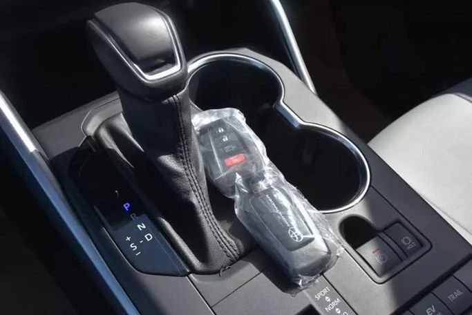 Used Toyota Highlander IV (U70), 3.5 l, 2022 in Sharjah by Alfaris Used Cars, Grey color. Other | AUTO.AE