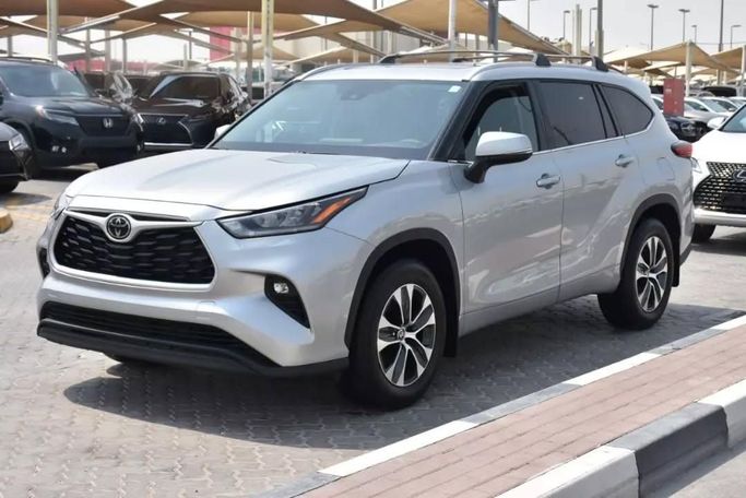 Подержанный Toyota Highlander IV (U70), 3.5 л, 2022 в Шардже от Alfaris Used Cars Серебристый цвет. Other | AUTO.AE