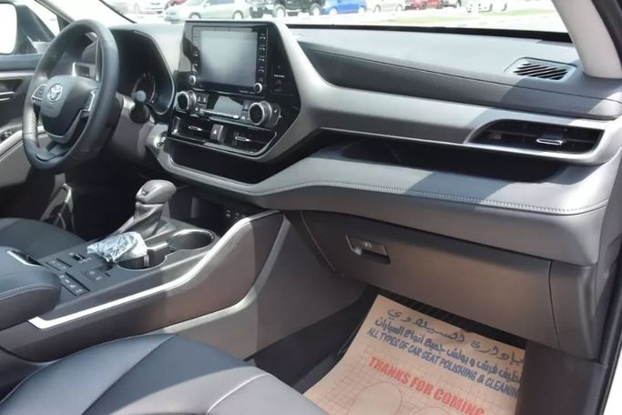 Подержанный Toyota Highlander IV (U70), 3.5 л, 2022 в Шардже от Alfaris Used Cars Серебристый цвет. Other | AUTO.AE