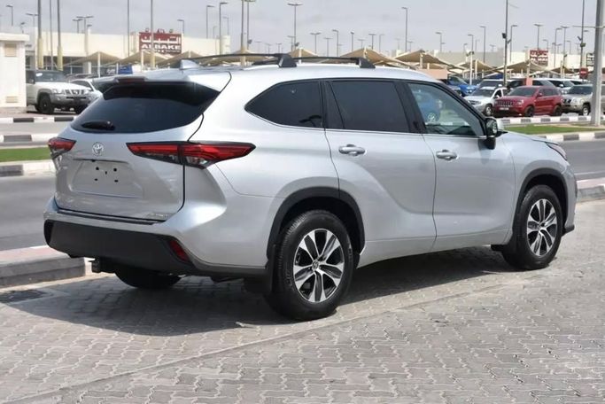 Подержанный Toyota Highlander IV (U70), 3.5 л, 2022 в Шардже от Alfaris Used Cars Серебристый цвет. Other | AUTO.AE