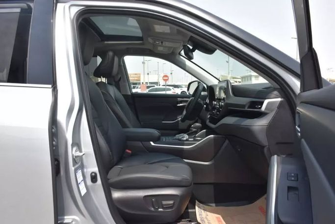 Подержанный Toyota Highlander IV (U70), 3.5 л, 2022 в Шардже от Alfaris Used Cars Серебристый цвет. Other | AUTO.AE