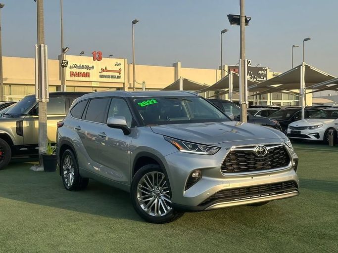 Подержанный Toyota Highlander IV (U70), 3.5 л, 2022 в Шардже от Badar Used Cars Серебристый цвет.  | AUTO.AE