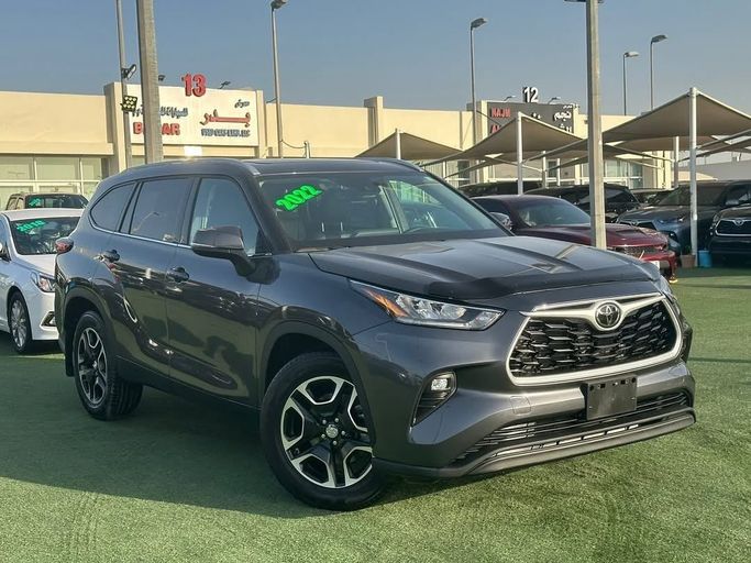Подержанный Toyota Highlander IV (U70), 3.5 л, 2022 в Шардже от Badar Used Cars Серый цвет.  | AUTO.AE