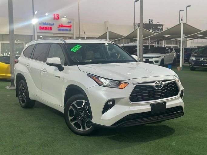 Подержанный Toyota Highlander IV (U70), 2.5 л, 2021 в Шардже от Badar Used Cars Белый цвет.  | AUTO.AE