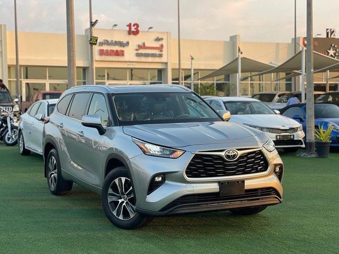 Подержанный Toyota Highlander IV (U70), 3.5 л, 2020 в Шардже от Badar Used Cars Серебристый цвет.  | AUTO.AE