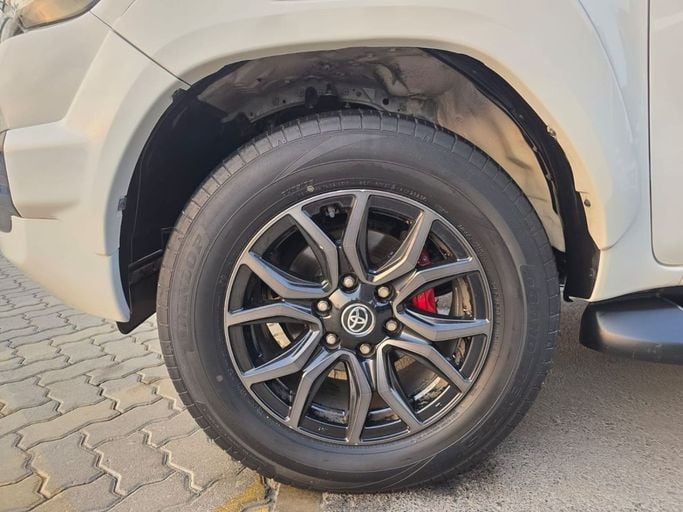 Подержанный Toyota Hilux VIII Рестайлинг, 4.0 л, 2022 в Шардже от Rebou Najd Used Cars Белый цвет. GCC | AUTO.AE