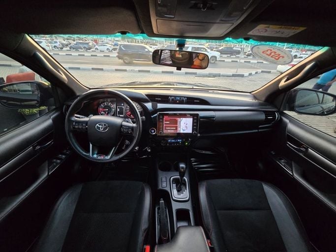 Подержанный Toyota Hilux VIII Рестайлинг, 2.8 л, 2023 в Шардже от Rebou Najd Used Cars Черный цвет. GCC | AUTO.AE