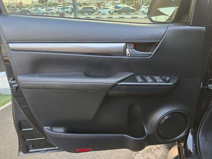 Подержанный Toyota Hilux VIII Рестайлинг, 2.8 л, 2023 в Шардже от Rebou Najd Used Cars Черный цвет. GCC | AUTO.AE