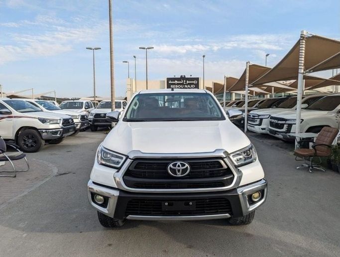 Подержанный Toyota Hilux VIII Рестайлинг, 2.7 л, 2023 в Шардже от Rebou Najd Used Cars Белый цвет. GCC | AUTO.AE