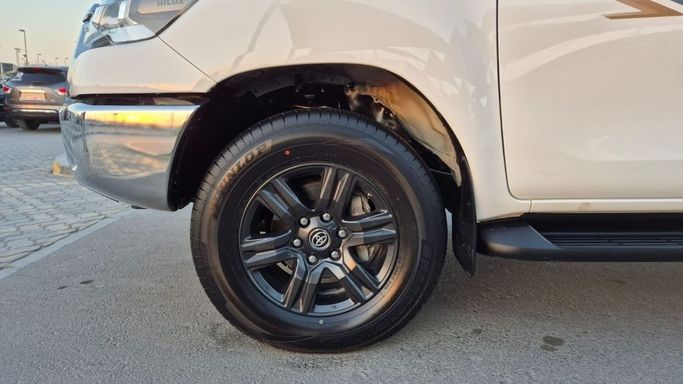 Used Toyota Hilux VIII Facelift, 2.7 l, 2024 in Sharjah by Rebou Najd Used Cars, White color. GCC Specs | AUTO.AE