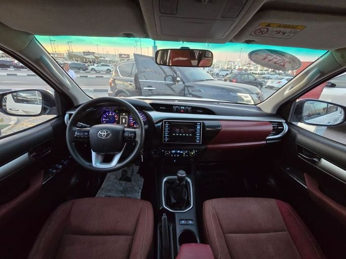 Подержанный Toyota Hilux VIII, 2.7 л, 2017 в Шардже от Rebou Najd Used Cars Белый цвет. GCC | AUTO.AE