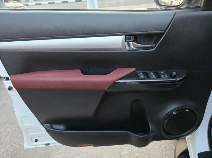 Подержанный Toyota Hilux VIII, 2.7 л, 2017 в Шардже от Rebou Najd Used Cars Белый цвет. GCC | AUTO.AE