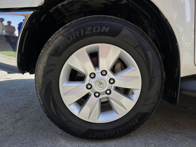 Подержанный Toyota Hilux VIII, 2.7 л, 2017 в Шардже от Rebou Najd Used Cars Белый цвет. GCC | AUTO.AE