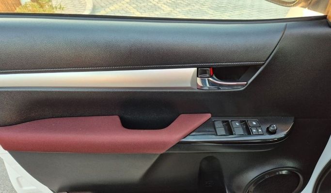 Used Toyota Hilux VIII Facelift, 2.7 l, 2024 in Sharjah by Rebou Najd Used Cars, White color. GCC Specs | AUTO.AE