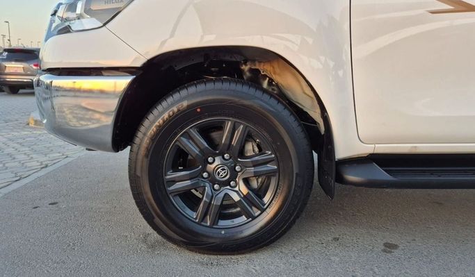 Used Toyota Hilux VIII Facelift, 2.7 l, 2024 in Sharjah by Rebou Najd Used Cars, White color. GCC Specs | AUTO.AE