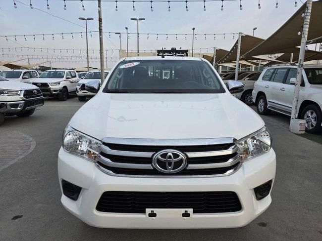 Подержанный Toyota Hilux VIII Рестайлинг, 2.4 л, 2023 в Шардже от Rebou Najd Used Cars Белый цвет. GCC | AUTO.AE