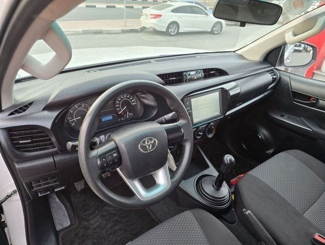 Подержанный Toyota Hilux VIII Рестайлинг, 2.4 л, 2023 в Шардже от Rebou Najd Used Cars Белый цвет. GCC | AUTO.AE