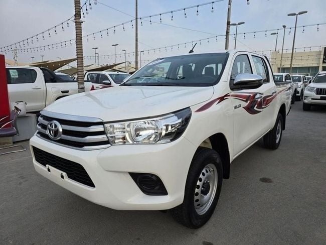 Подержанный Toyota Hilux VIII Рестайлинг, 2.4 л, 2023 в Шардже от Rebou Najd Used Cars Белый цвет. GCC | AUTO.AE