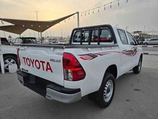 Подержанный Toyota Hilux VIII Рестайлинг, 2.4 л, 2023 в Шардже от Rebou Najd Used Cars Белый цвет. GCC | AUTO.AE