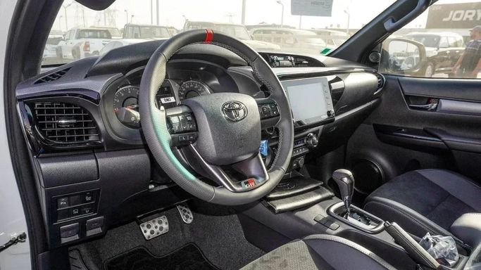 Новый Toyota Hilux VIII Рестайлинг, 4.0 л, 2025 в Шардже от Nour Alnukhba Motors Белый цвет. GCC | AUTO.AE