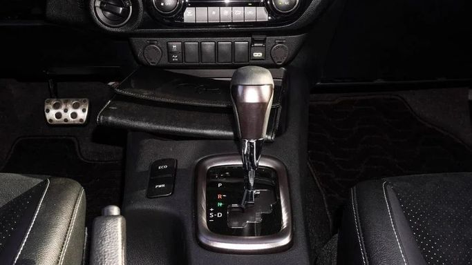 Новый Toyota Hilux VIII Рестайлинг, 4.0 л, 2025 в Шардже от Nour Alnukhba Motors Белый цвет. GCC | AUTO.AE