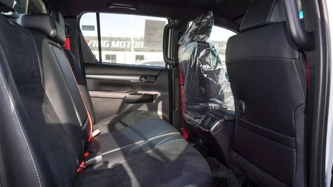 Новый Toyota Hilux VIII Рестайлинг, 4.0 л, 2025 в Шардже от Nour Alnukhba Motors Белый цвет. GCC | AUTO.AE