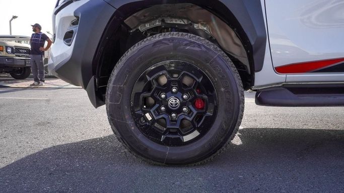 Новый Toyota Hilux VIII Рестайлинг, 4.0 л, 2025 в Шардже от Nour Alnukhba Motors Белый цвет. GCC | AUTO.AE