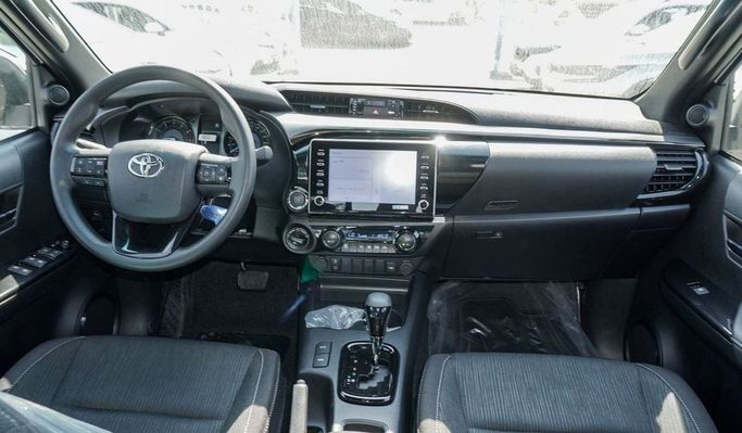 Новый Toyota Hilux VIII Рестайлинг, 4.0 л, 2025 в Шардже от Nour Alnukhba Motors Белый цвет. GCC | AUTO.AE