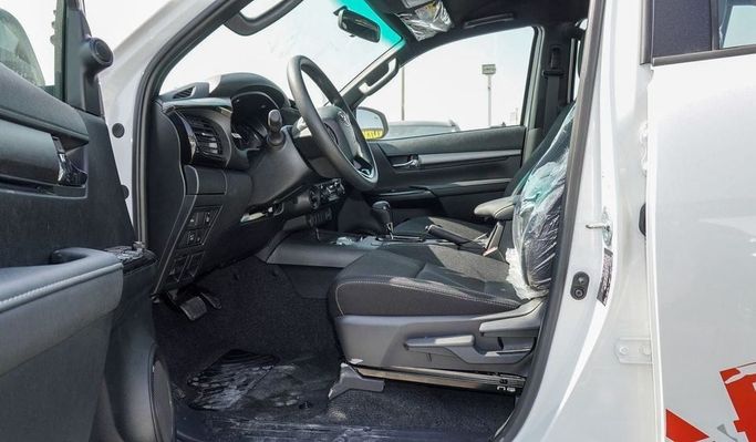 Новый Toyota Hilux VIII Рестайлинг, 4.0 л, 2025 в Шардже от Nour Alnukhba Motors Белый цвет. GCC | AUTO.AE