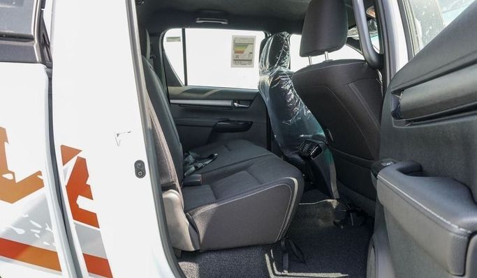 Новый Toyota Hilux VIII Рестайлинг, 4.0 л, 2025 в Шардже от Nour Alnukhba Motors Белый цвет. GCC | AUTO.AE