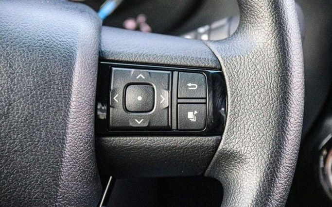 Новый Toyota Hilux VIII Рестайлинг, 4.0 л, 2025 в Шардже от Nour Alnukhba Motors Зеленый цвет. GCC | AUTO.AE