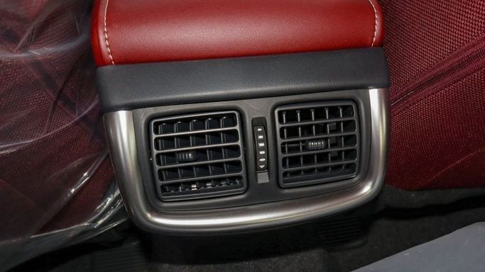 Новый Toyota Hilux VIII Рестайлинг 2, 2.4 л, 2025 в Шардже от Nour Alnukhba Motors Серебристый цвет. Other | AUTO.AE