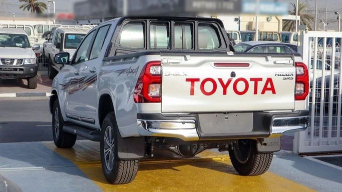 Новый Toyota Hilux VIII Рестайлинг 2, 2.4 л, 2025 в Шардже от Nour Alnukhba Motors Серебристый цвет. Other | AUTO.AE