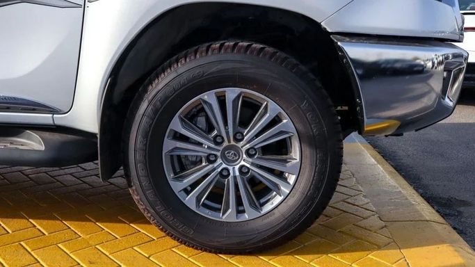 Новый Toyota Hilux VIII Рестайлинг, 2.4 л, 2024 в Шардже от Nour Alnukhba Motors Серебристый цвет. Other | AUTO.AE