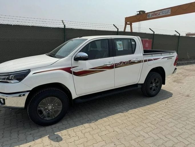 Новый Toyota Hilux VIII Рестайлинг, 2.7 л, 2025 в Шардже от Nour Alnukhba Motors Белый цвет. Other | AUTO.AE