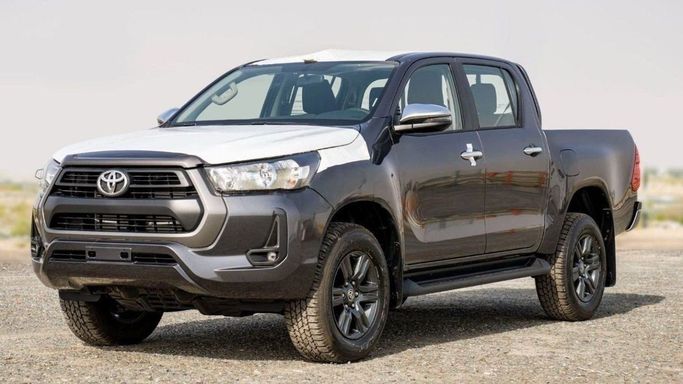 Новый Toyota Hilux VIII Рестайлинг, 2.4 л, 2025 в Шардже от Nour Alnukhba Motors Серый цвет. Европейская | AUTO.AE