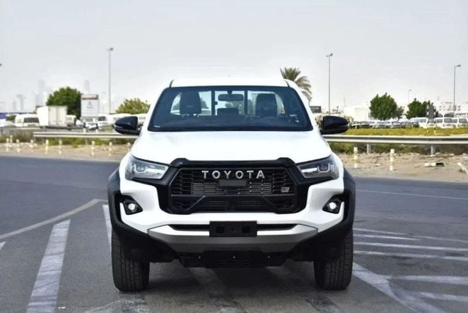 Новый Toyota Hilux VIII Рестайлинг, 2.7 л, 2025 в Шардже от Nour Alnukhba Motors Белый цвет. Other | AUTO.AE