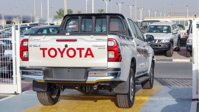 Новый Toyota Hilux VIII Рестайлинг, 2.4 л, 2025 в Шардже от Nour Alnukhba Motors Серебристый цвет. Other | AUTO.AE