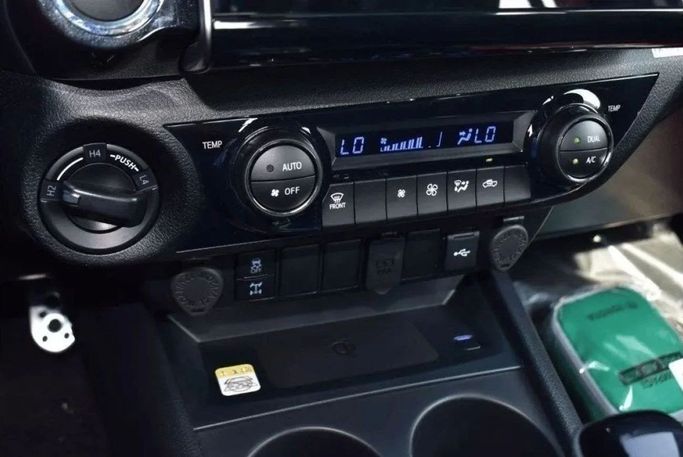 Новый Toyota Hilux VIII Рестайлинг, 2.4 л, 2024 в Шардже от Nour Alnukhba Motors Белый цвет. GCC | AUTO.AE