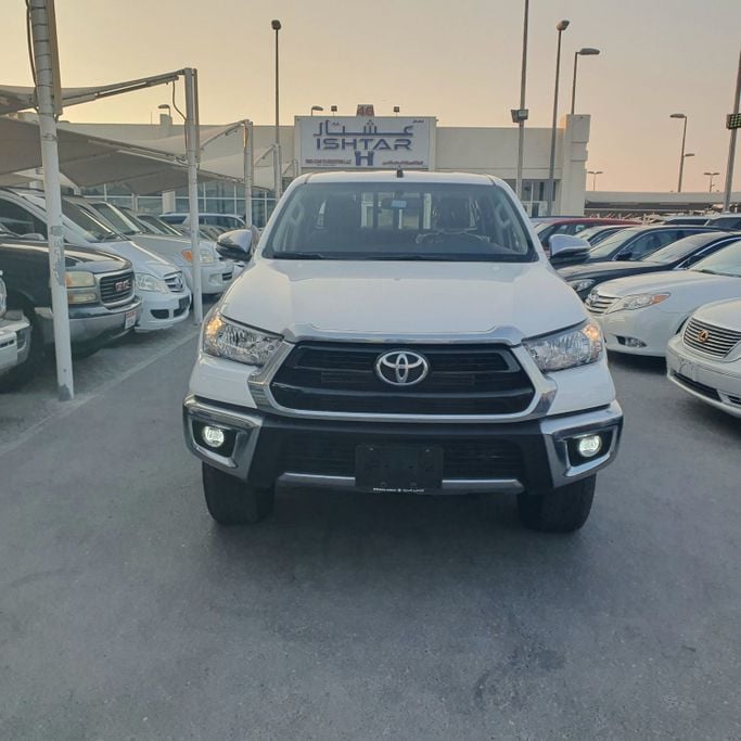 Подержанный Toyota Hilux VIII Рестайлинг, 2.4 л, 2024 в Шардже от Ishtar Used Cars Белый цвет. GCC | AUTO.AE