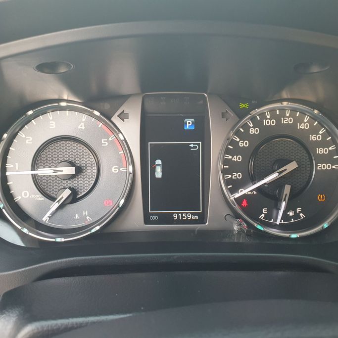 Подержанный Toyota Hilux VIII Рестайлинг, 2.4 л, 2024 в Шардже от Ishtar Used Cars Белый цвет. GCC | AUTO.AE