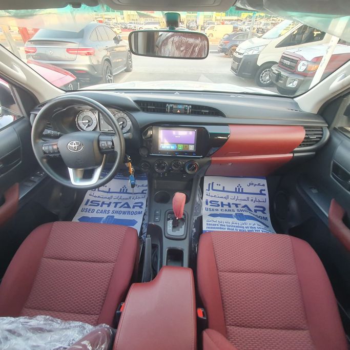 Подержанный Toyota Hilux VIII Рестайлинг, 2.4 л, 2024 в Шардже от Ishtar Used Cars Белый цвет. GCC | AUTO.AE