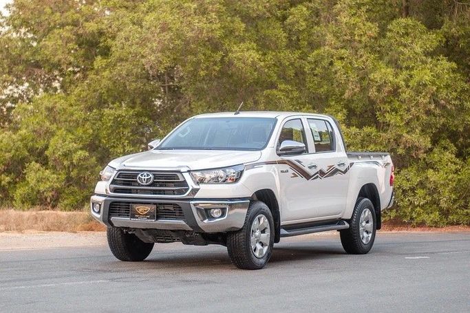 Подержанный Toyota Hilux VIII Рестайлинг 2, 2.8 л, 2024 в Шардже от First Choice Cars Белый цвет. GCC | AUTO.AE