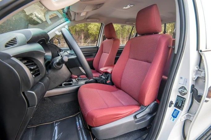 Подержанный Toyota Hilux VIII Рестайлинг 2, 2.8 л, 2024 в Шардже от First Choice Cars Белый цвет. GCC | AUTO.AE