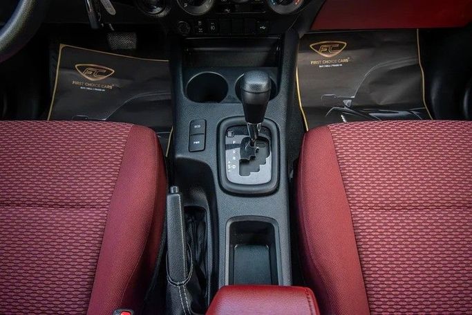 Подержанный Toyota Hilux VIII Рестайлинг 2, 2.8 л, 2024 в Шардже от First Choice Cars Белый цвет. GCC | AUTO.AE