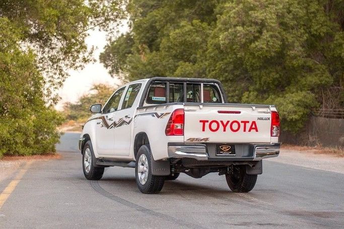 Подержанный Toyota Hilux VIII Рестайлинг 2, 2.8 л, 2024 в Шардже от First Choice Cars Белый цвет. GCC | AUTO.AE